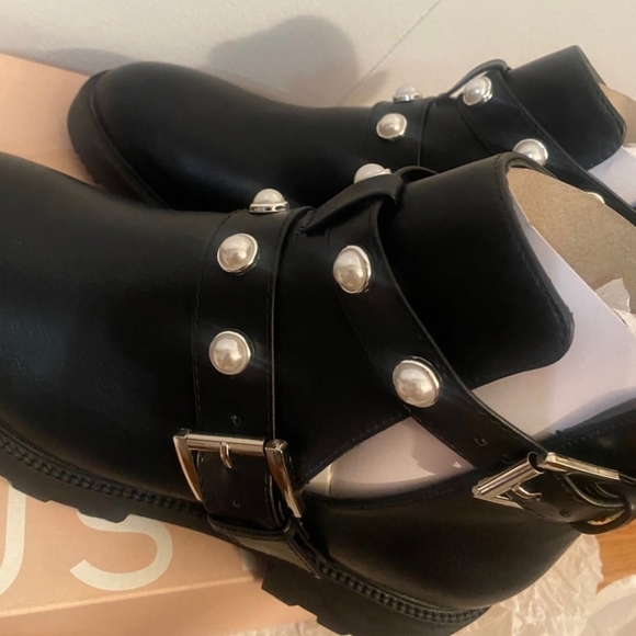 NWT JustFab Clarice Cut-Out Lug Sole Boots size 7.5 - Picture 6 of 10